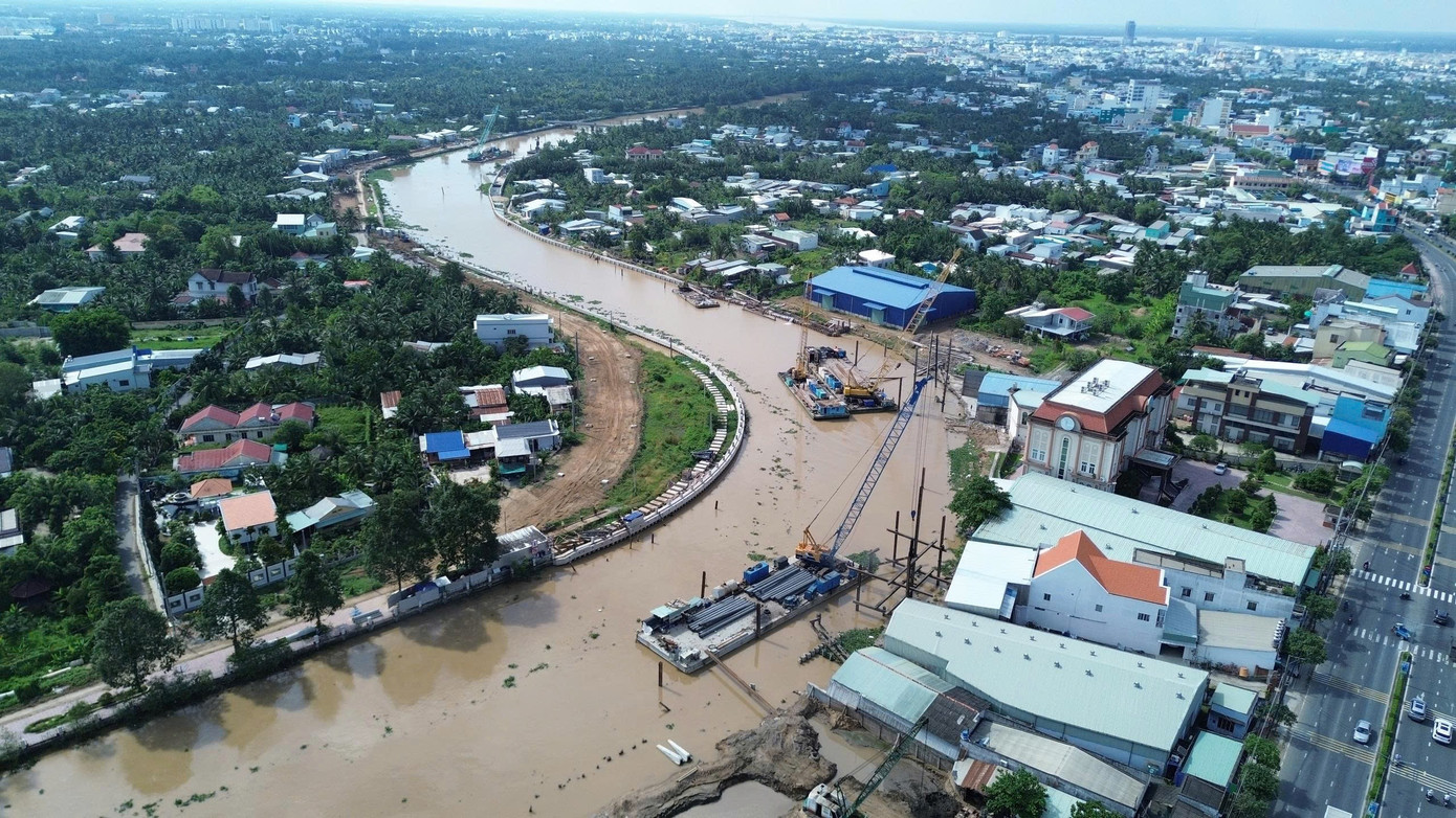 Řeka Bao Dinh přes centrum Dong Thap. Foto: Tan Minh. Sông Bảo Định qua trung tâm Đồng Tháp. Ảnh: Tấn Minh.