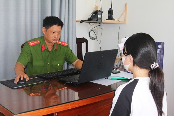 Công an tỉnh Đồng Tháp làm việc em H. Ảnh: CA ĐT 23232355.jpg