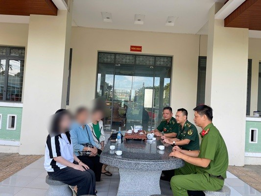 Em L.P.H. bị lừa sang Campuchia may mắn được đưa về nước. Ảnh: CA ĐT dfdf1.jpg