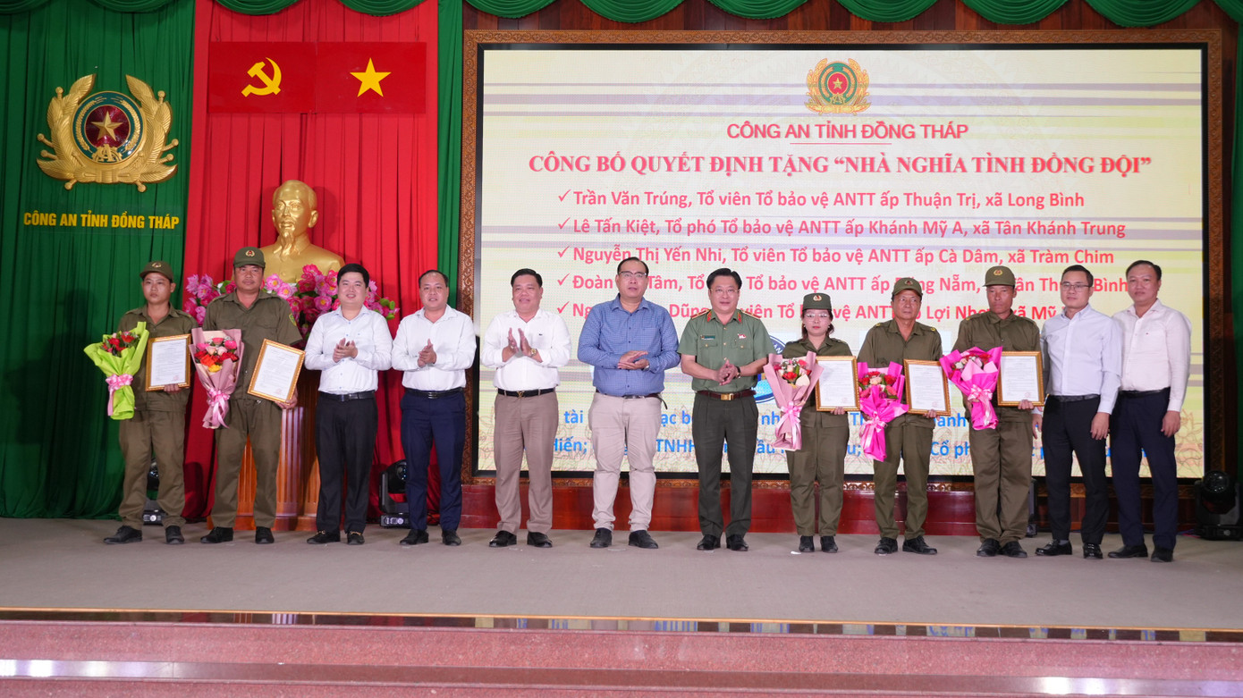 thieu-tuong-lam-phuoc-nguyen-giam-doc-cong-an-tinh-trao-quyet-dinh-tang-nha-nghia-tinh-dong-doi-anh-trong-tin.jpg