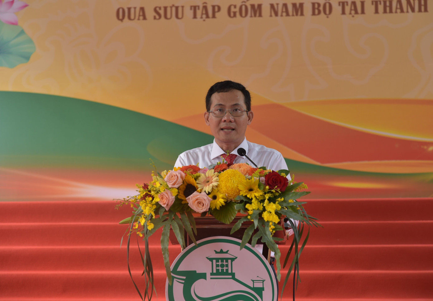 Ngày 27/8, Sở Văn hóa - Thể thao và Du lịch TP. Cần Thơ khai mạc Triển lãm ảnh 80 năm – Cần Thơ tự hào phát triển vươn xa, Trưng bày chuyên đề Hoa của đất qua sưu tập gốm Nam Bộ. Trong đó, triển lãm ảnh giới thiệu khái quát về hành trình phát triển của Cần Thơ và đất nước, khơi dậy tinh thần đoàn kết, cống hiến cùng với Đảng, Nhà nước đưa đất nước bước vào kỷ nguyên vươn mình của dân tộc. Trong ảnh, ông Nguyễn Minh Tuấn - Phó Giám đốc Sở Văn hóa, Thể thao và Du lịch TP. Cần Thơ phát biểu khai mạc.