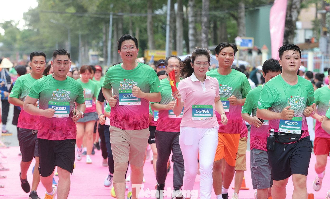 Herr Huynh Minh Tuan, stellvertretender Vorsitzender des Volkskomitees der Provinz Dong Thap, sagte, dass das Turnier einen professionellen Sportspielplatz und ein groß angelegtes Sport-, Kultur-, Musik- und Kochfestival biete und dazu beitrage, das Image von Dong Thap zu stärken und es zu einem prominenten Touristenziel in der Mekong-Delta-Region zu machen. tp-22.jpg