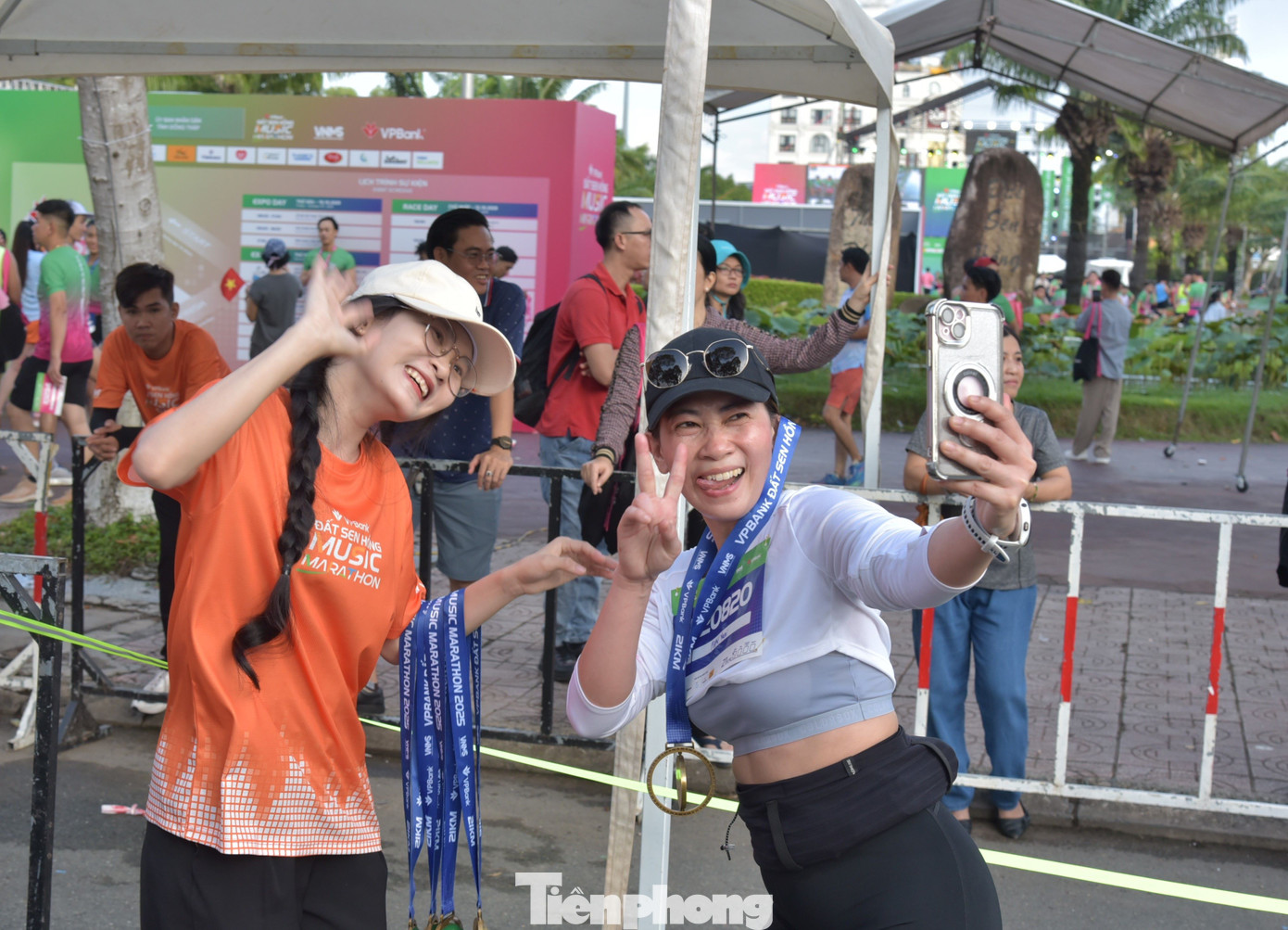 Mehr als 12.000 Menschen versuchen sich am Dat Sen Hong Marathon Foto 13 tp-14.jpg