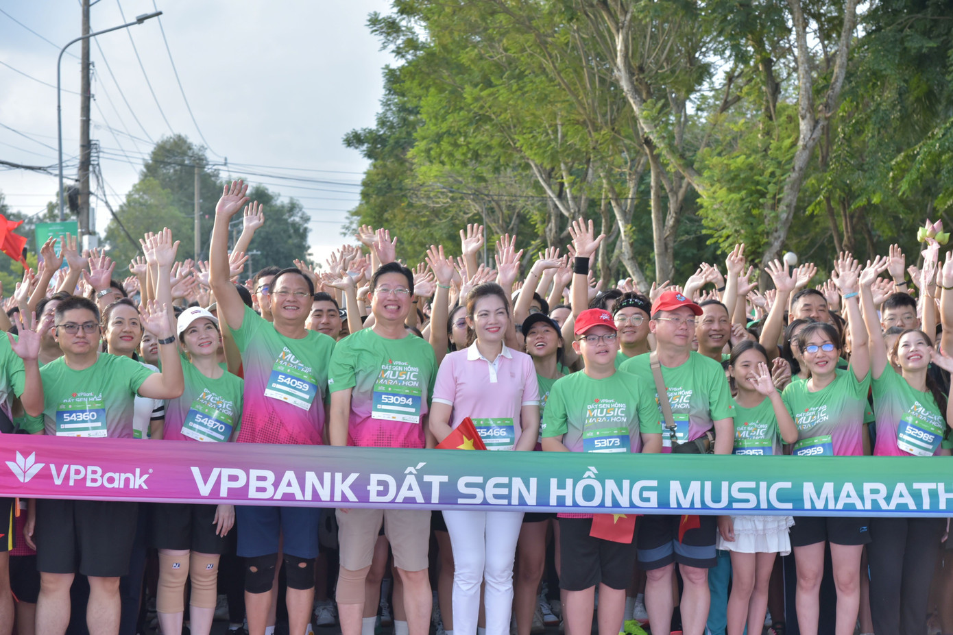 Der VPBank Dat Sen Hong Music Marathon 2025 fand im Bezirk Cao Lanh in der Provinz Dong Thap statt und zog über 12.000 Teilnehmer aus dem In- und Ausland an. Organisiert wurde er vom Ministerium für Kultur, Sport und Tourismus der Provinz Dong Thap in Zusammenarbeit mit der VPBank. Foto: Hoa Hoi 7-567.jpg