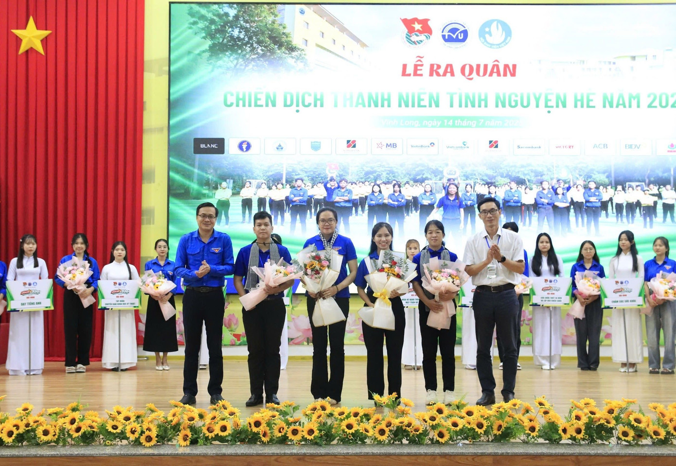 Anh Nguyễn Thanh Nhã – Phó Bí thư Tỉnh đoàn Vĩnh Long (trái, hàng trước) và PGS.TS. Diệp Thanh Tùng – Phó Hiệu trưởng Trường Đại học Trà Vinh (phải) tặng hoa cho đại diện các đội hình chuyên. anh-2.jpg