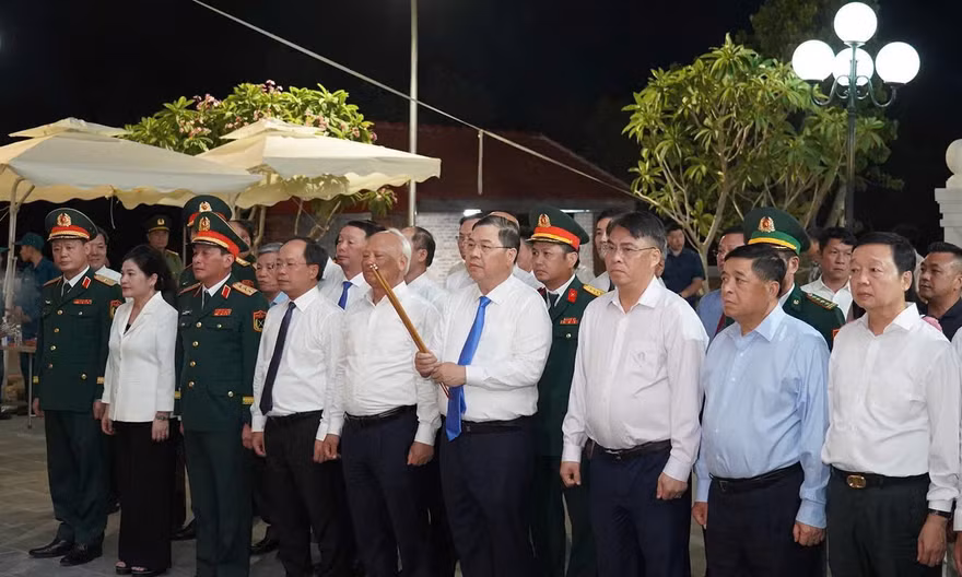 Phó Thủ tướng Thường trực Chính phủ Phạm Gia Túc cùng các đại biểu trao quà tri ân thân nhân các gia đình liệt sĩ Đại đội Pháo binh 45 Hà Tĩnh.