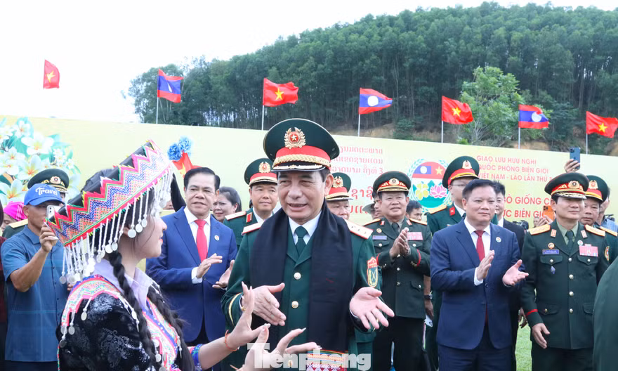 Đại tướng Phan Văn Giang và Đại tướng Khamliang Outhakaysone múa Lamvong cùng đồng bào biên giới