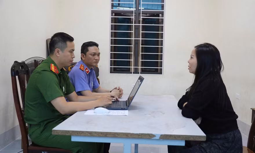 Khởi tố 3 đối tượng ném chất bẩn vào cửa hàng quần áo để “dằn mặt”