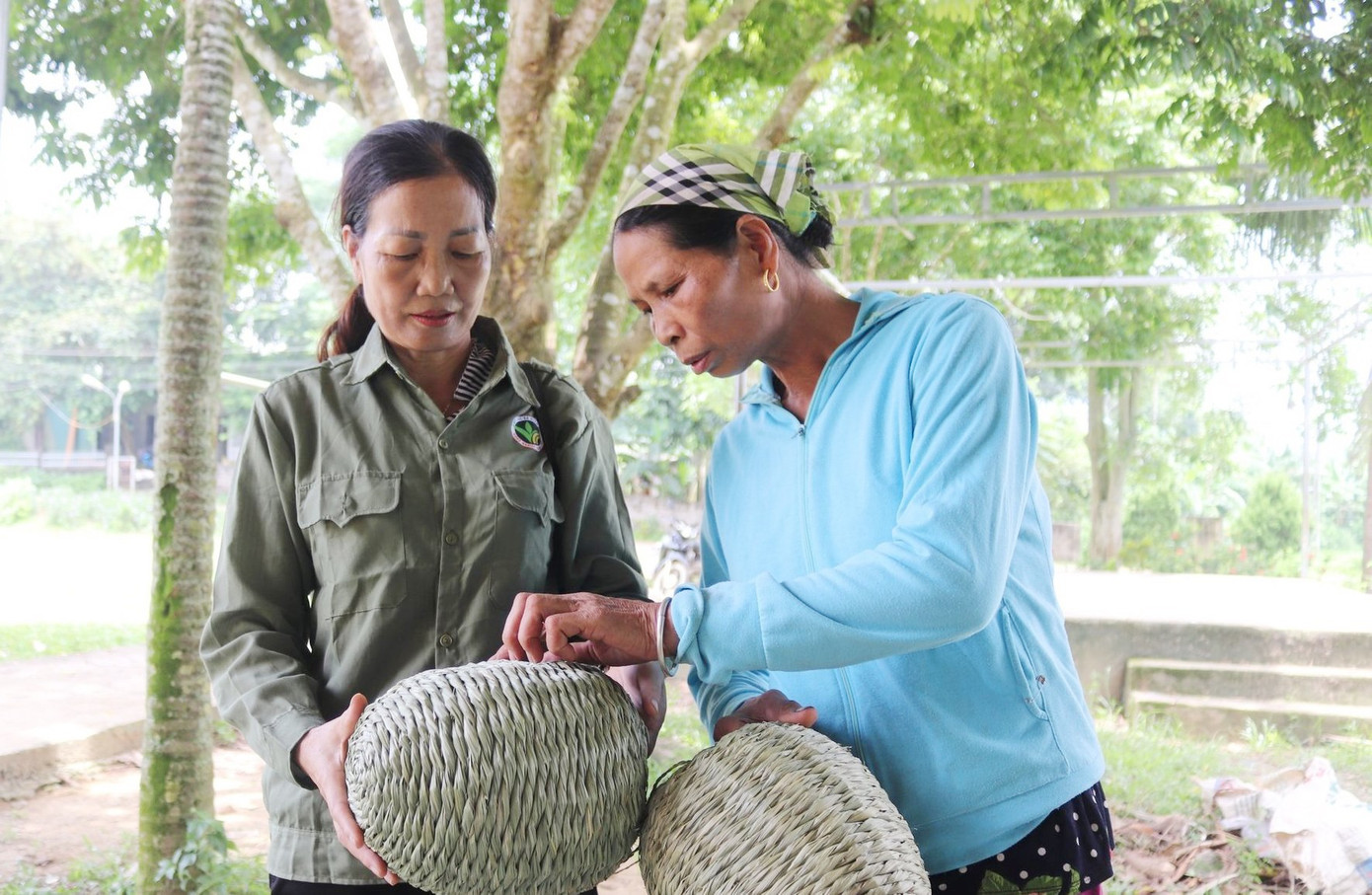 លោកស្រី បាយ ផ្តល់ដំបូន្មាន និងណែនាំមនុស្សឱ្យកែលម្អផលិតផលរបស់ពួកគេ។ a1.jpg