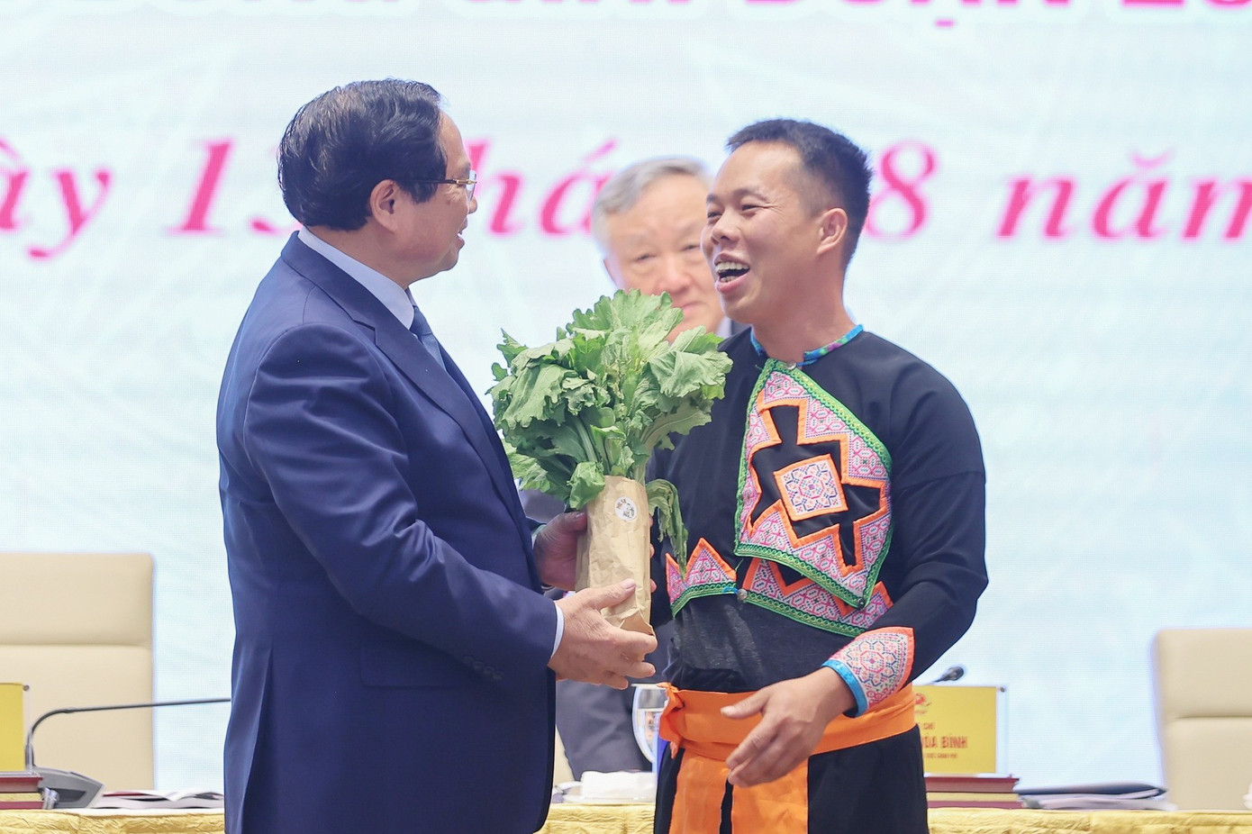 Vu Pat Ly ជូននាយករដ្ឋមន្រ្តី Pham Minh Chinh ជាមួយផលិតផលបន្លែសរីរាង្គរបស់គាត់។ Vừ Pát Ly tặng Thủ tướng Chính Phủ Phạm Minh Chính sản phẩm rau hữu cơ của mình
