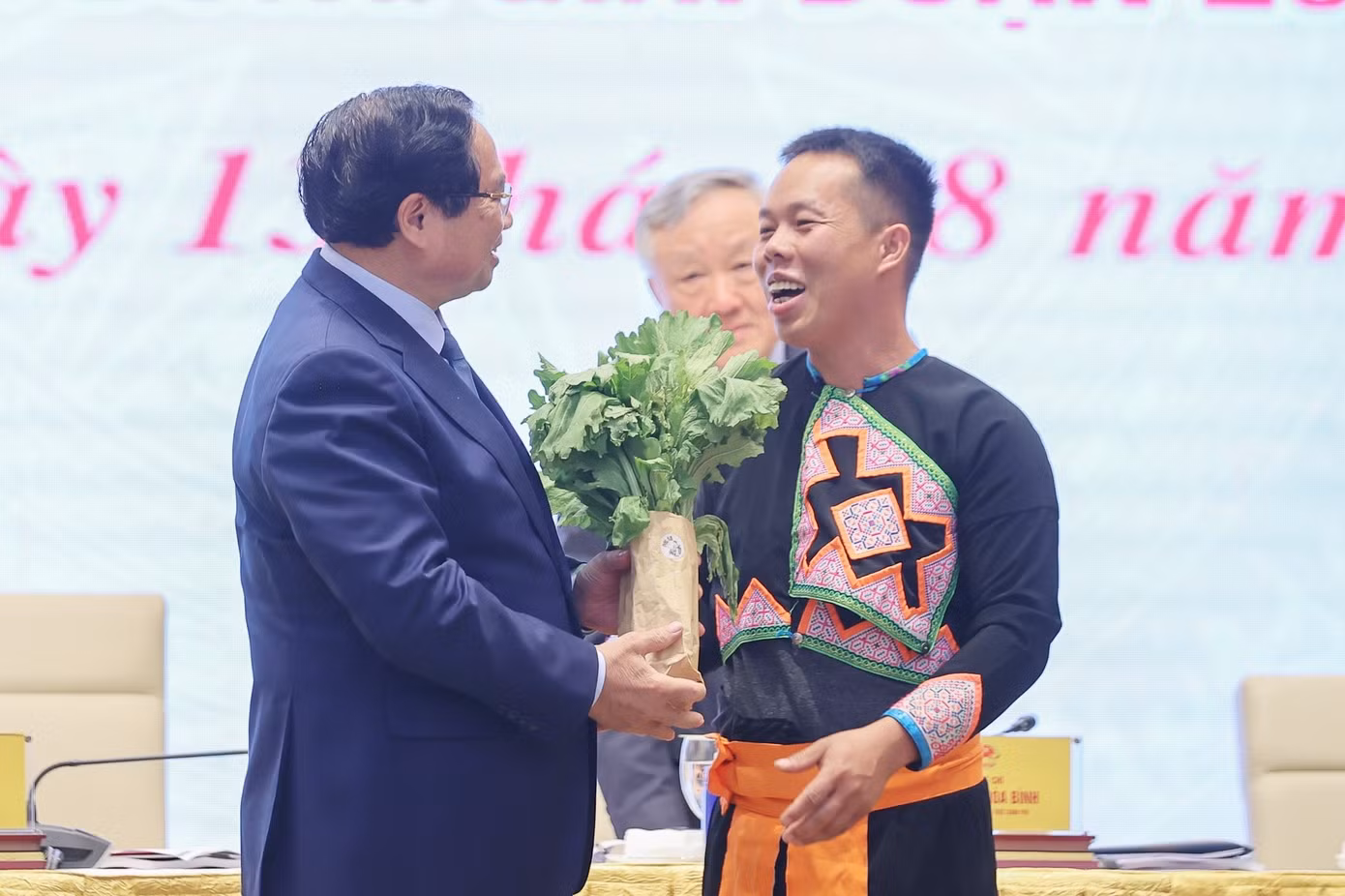 Vừ Pát Ly tặng Thủ tướng Chính Phủ Phạm Minh Chính sản phẩm rau hữu cơ của mình