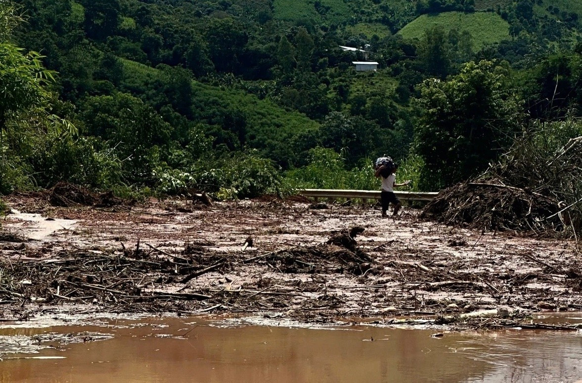 Sạt lở kéo dài 18km trên quốc lộ 4G từ xã Sông Mã đến xã Sốp Cộp.