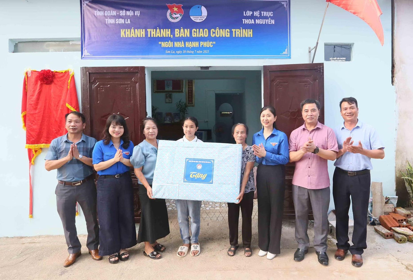 Tỉnh Đoàn Sơn La và các nhà tài trợ tặng quà gia đình em Vũ Linh Chi. 2.jpg