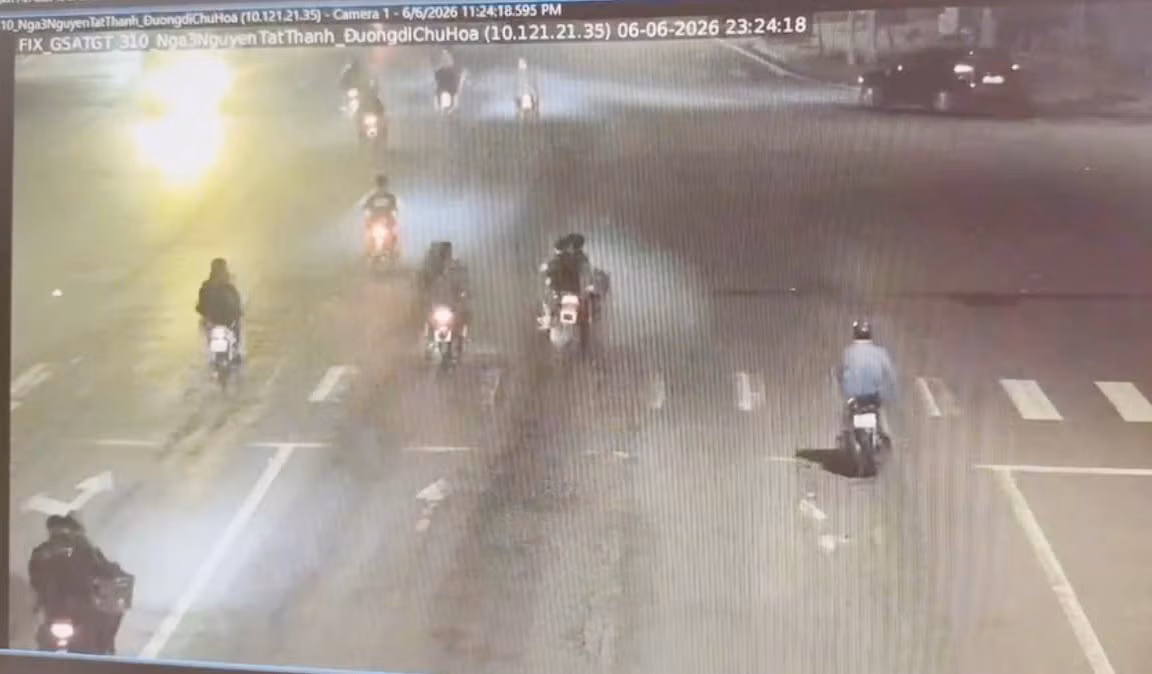 hinh-anh-cac-doi-tuong-dieu-khien-xe-mo-to-mang-theo-hung-khi-dan-hang-tren-duong-anh-trich-tu-camera.jpg