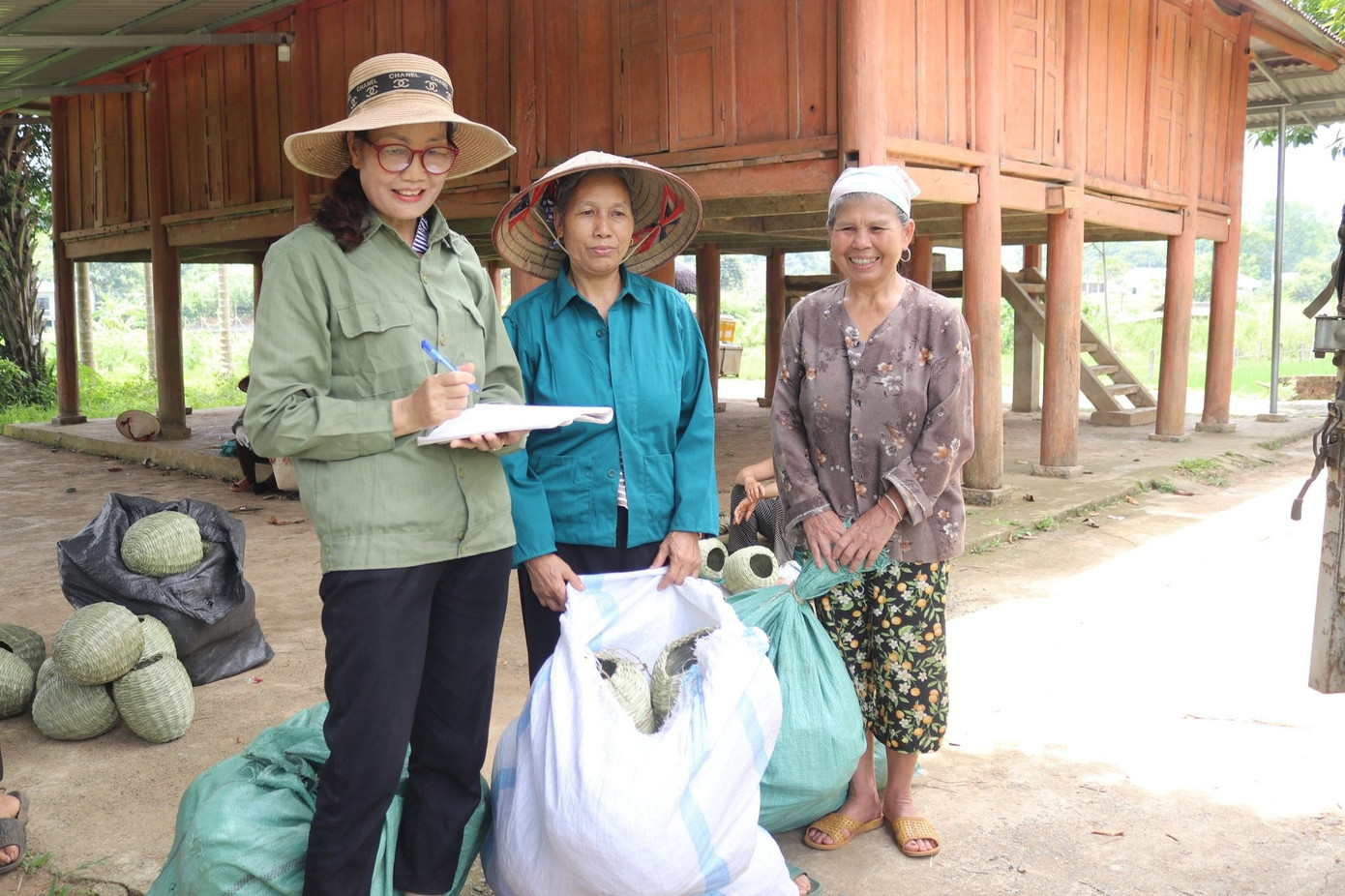 លោកស្រី Nguyen Thi Bay ទិញនិងប្រើប្រាស់ផលិតផលសម្រាប់ប្រជាជន។ a3.jpg