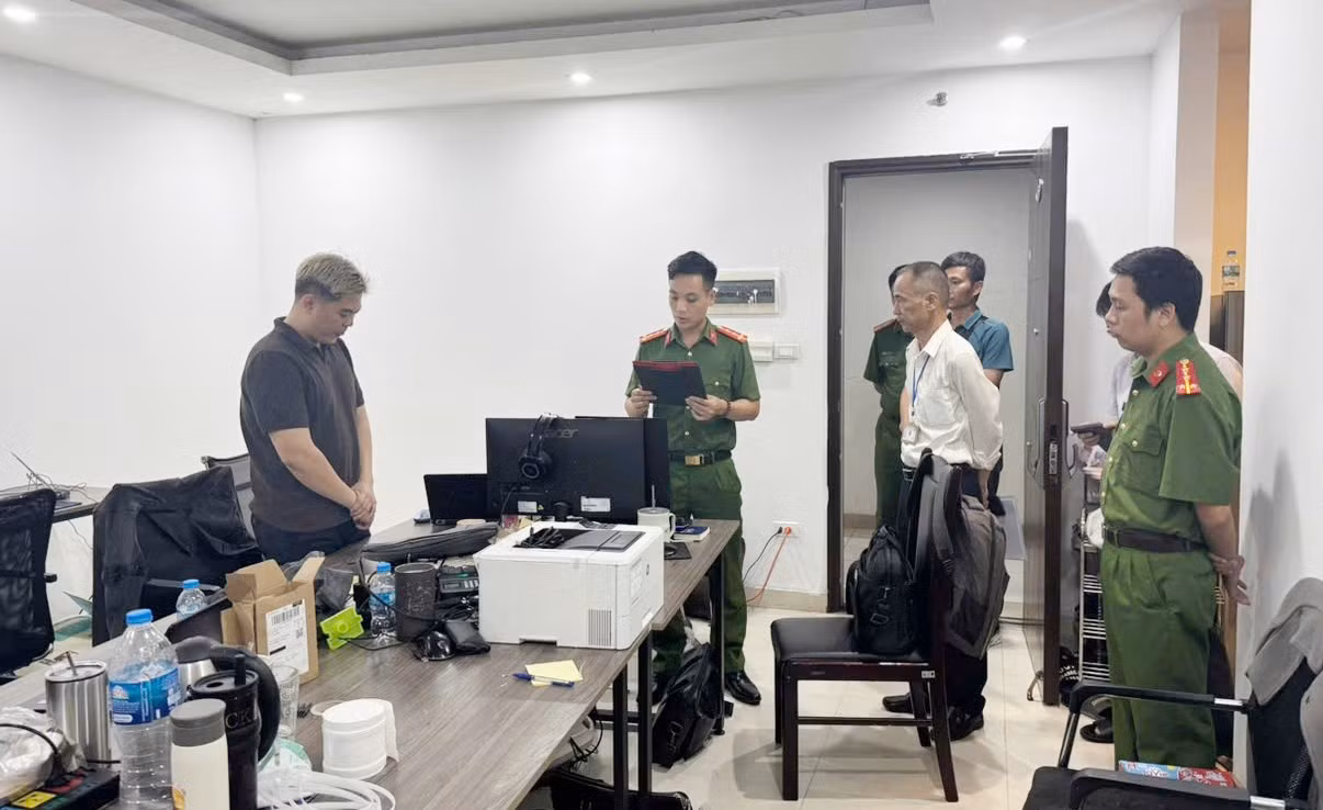 co-quan-canh-sat-dieu-tra-kham-xet-khan-cap-noi-lam-viec-cua-cac-doi-tuong-2.jpg