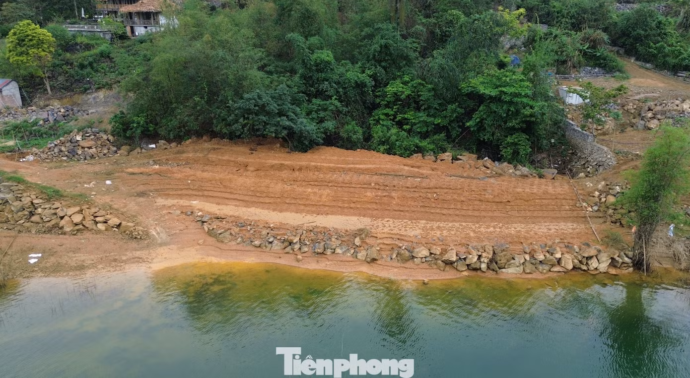 Phần đất lấn hồ bên cạnh thửa đất của ông Phan Duy Quang vẫn không được khắc phục.