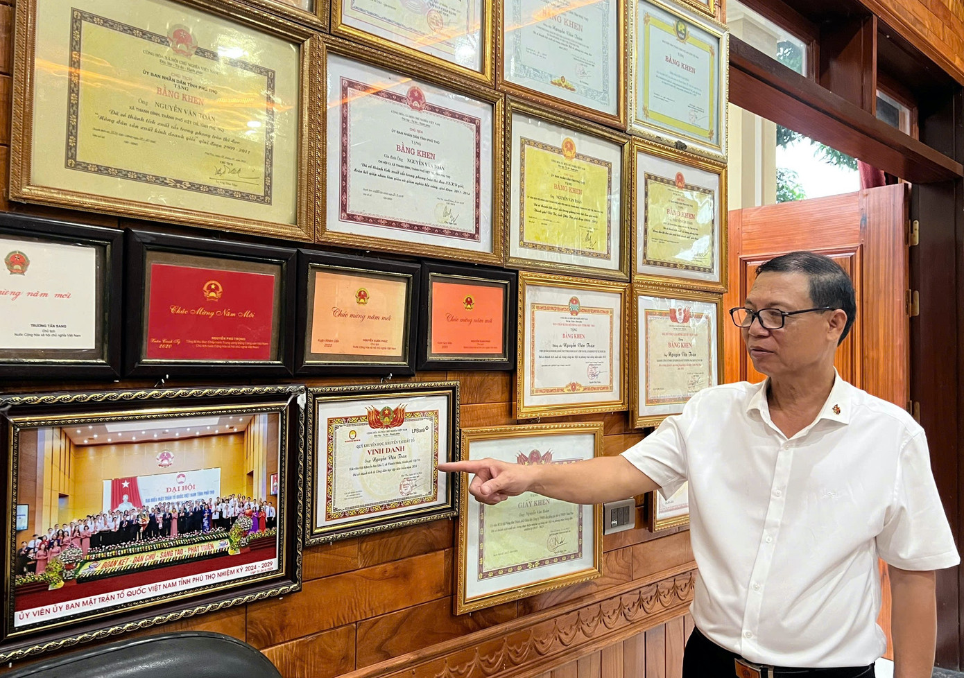 Bapak Nguyen Van Toan mendapat penghargaan gelar a5.jpg