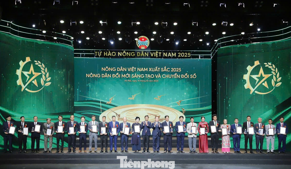 Mr. Nguyen Van Cuong (5th from right) received the certificate honoring Outstanding Vietnamese Farmer in 2025. tp-9.jpg