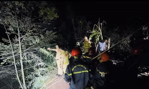 Giải cứu tài xế xe đầu kéo rơi xuống vực sâu 70m