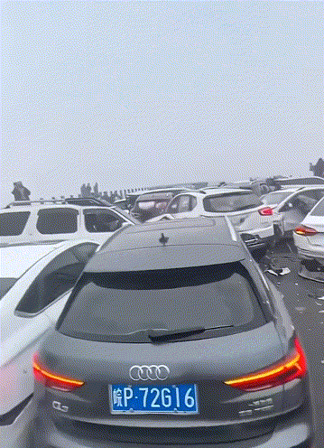 Ô tô va chạm liên hoàn trên cao tốc Hà Nam, Trung Quốc.