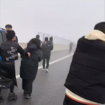 Nhiều tài xế xuống đường ra dấu hiệu cảnh báo, nhưng do tầm nhìn thấp nên phương tiện không thể dừng lại.