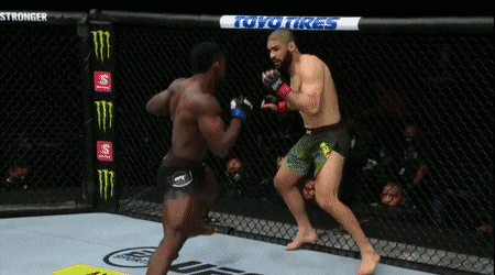 Phil Hawes ra đòn hạ đo ván Jacob Malkoun.