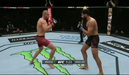 Tom Breese ra đòn hạ knock-out KB Bhullar.