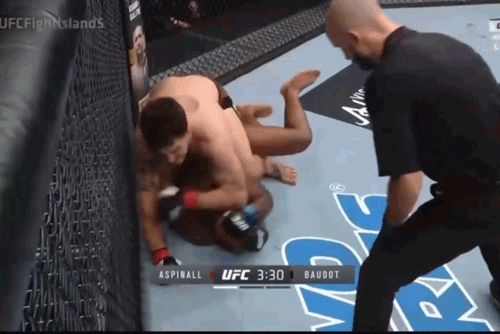 Tom Aspinall ra đòn hạ đo ván Alan Baudot.