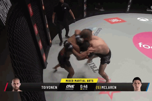 Reece McLaren ra đòn hạ knock-out Aleksi Toivonen.