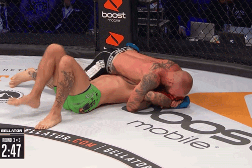 Yves Landu ra đòn hạ đo ván Terry Brazier.