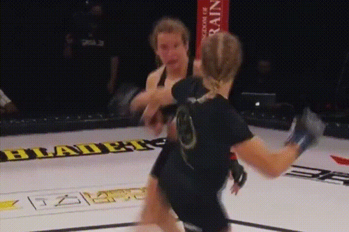 Bianca Antman ra đòn hạ knock-out đối thủ.