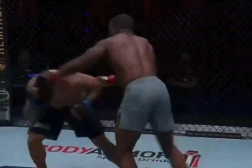 Tafon Nchukwi tung cú đá hạ knock-out Al Matavao.