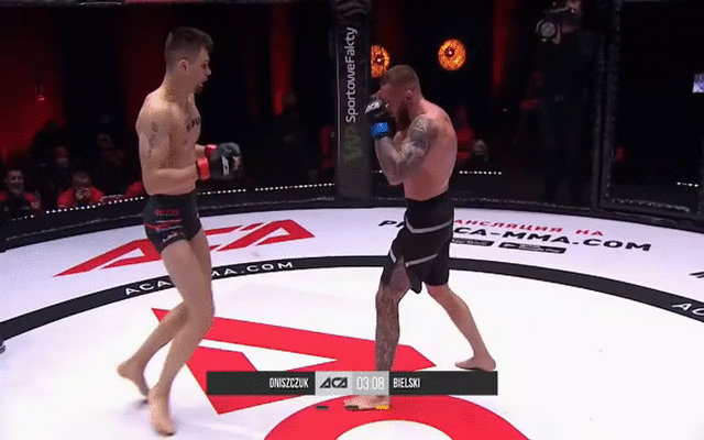 Kamil Oniszczuk ra đòn hạ knock-out Krystian Bielski. 