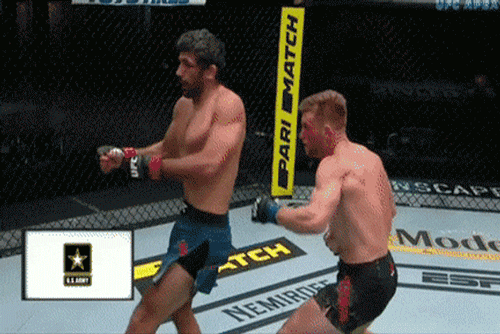 Beneil Dariush ra đòn hạ knock-out đối thủ.