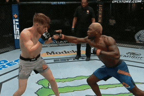 Derek Brunson ra đòn về phía Edmen Shahbazyan.