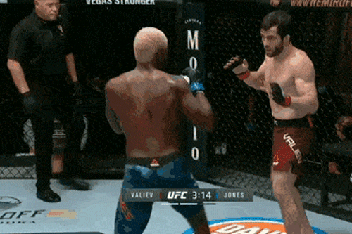 Trevin Jone ra đòn hạ knock-out Trevin Jone.