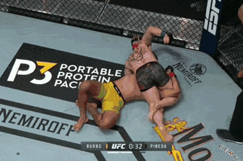 Daniel Pineda ra đòn khóa chặt Herbert Burns.