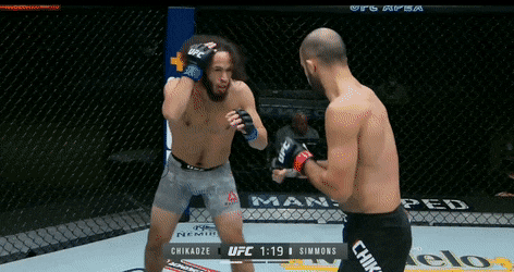 Giga Chikadze ra đòn hạ knock-out đối thủ.