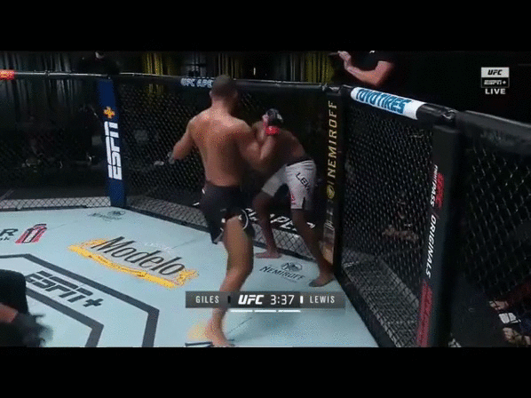 Trevin Giles ra đòn hạ gục đối thủ.