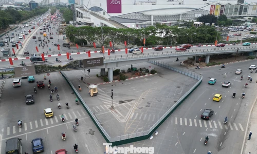 Rào chắn tại nút giao Cổ Linh để phục vụ dự án thi công hầm chui