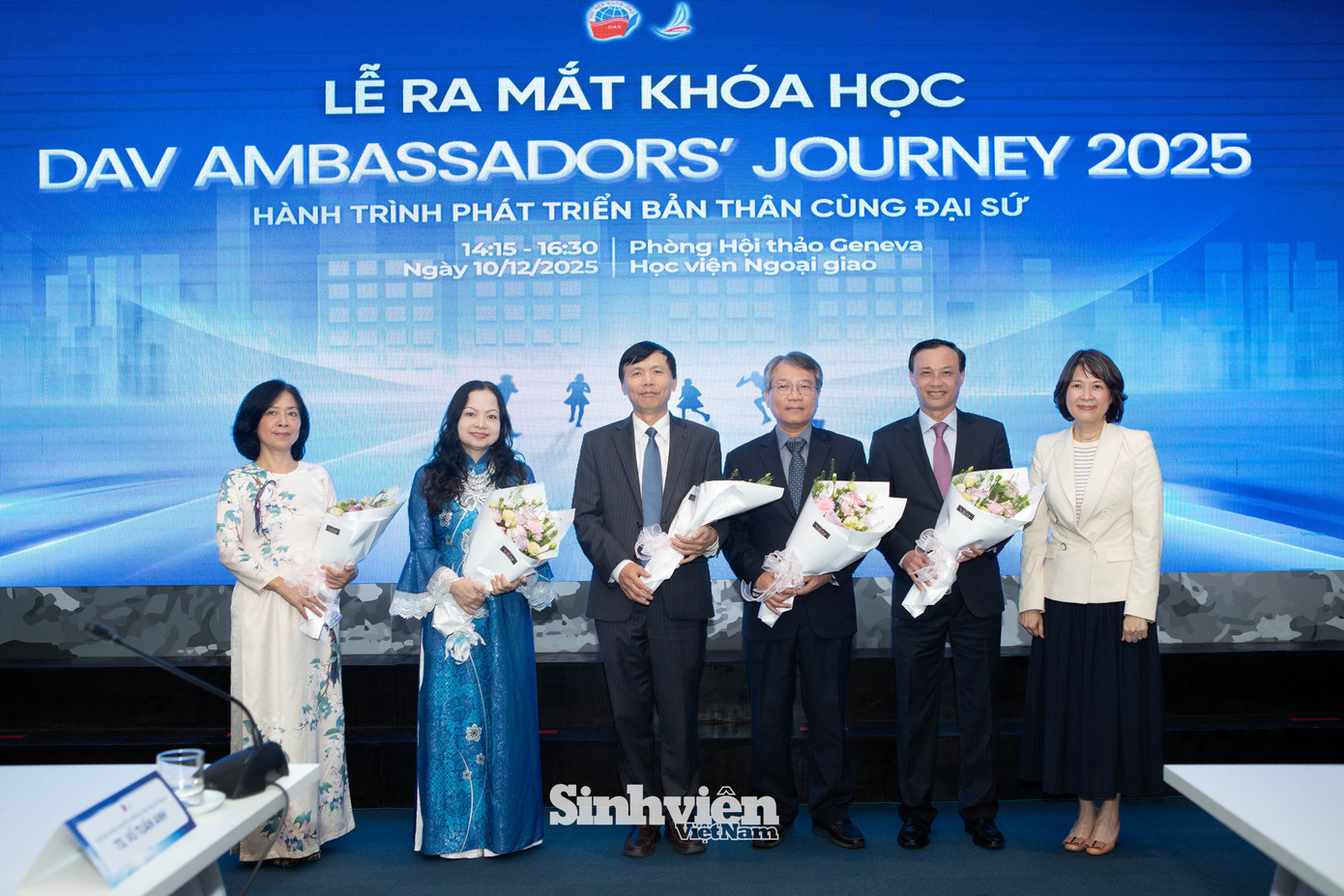 ra-mat-khoa-hoc-dav-ambassadors-2.jpg
