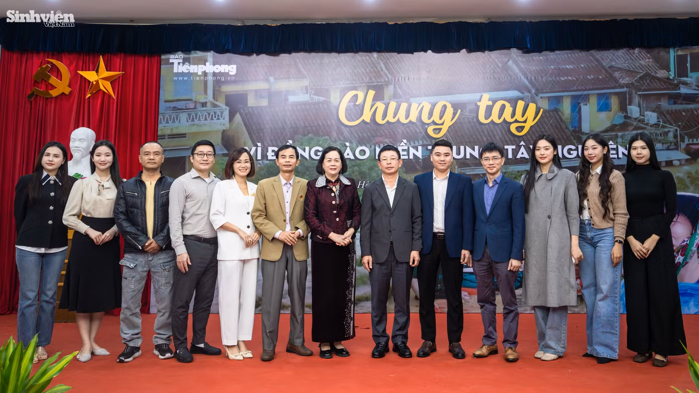 bao-tien-phong-phat-dong-ung-ho-dong-bao-mien-trung-tay-nguyen-25.jpg