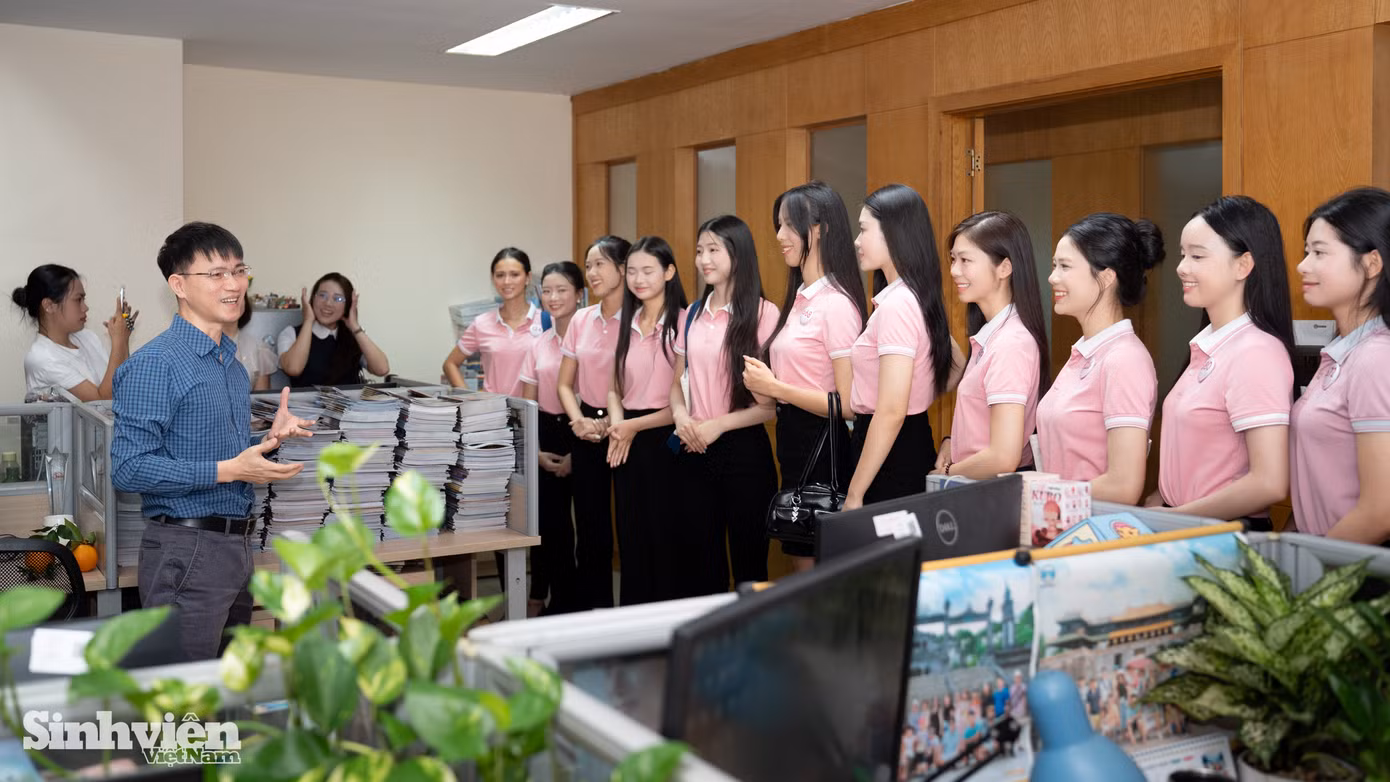 hhvn-tham-ban-sinh-vien-hoa-hoc-tro-091446.jpg