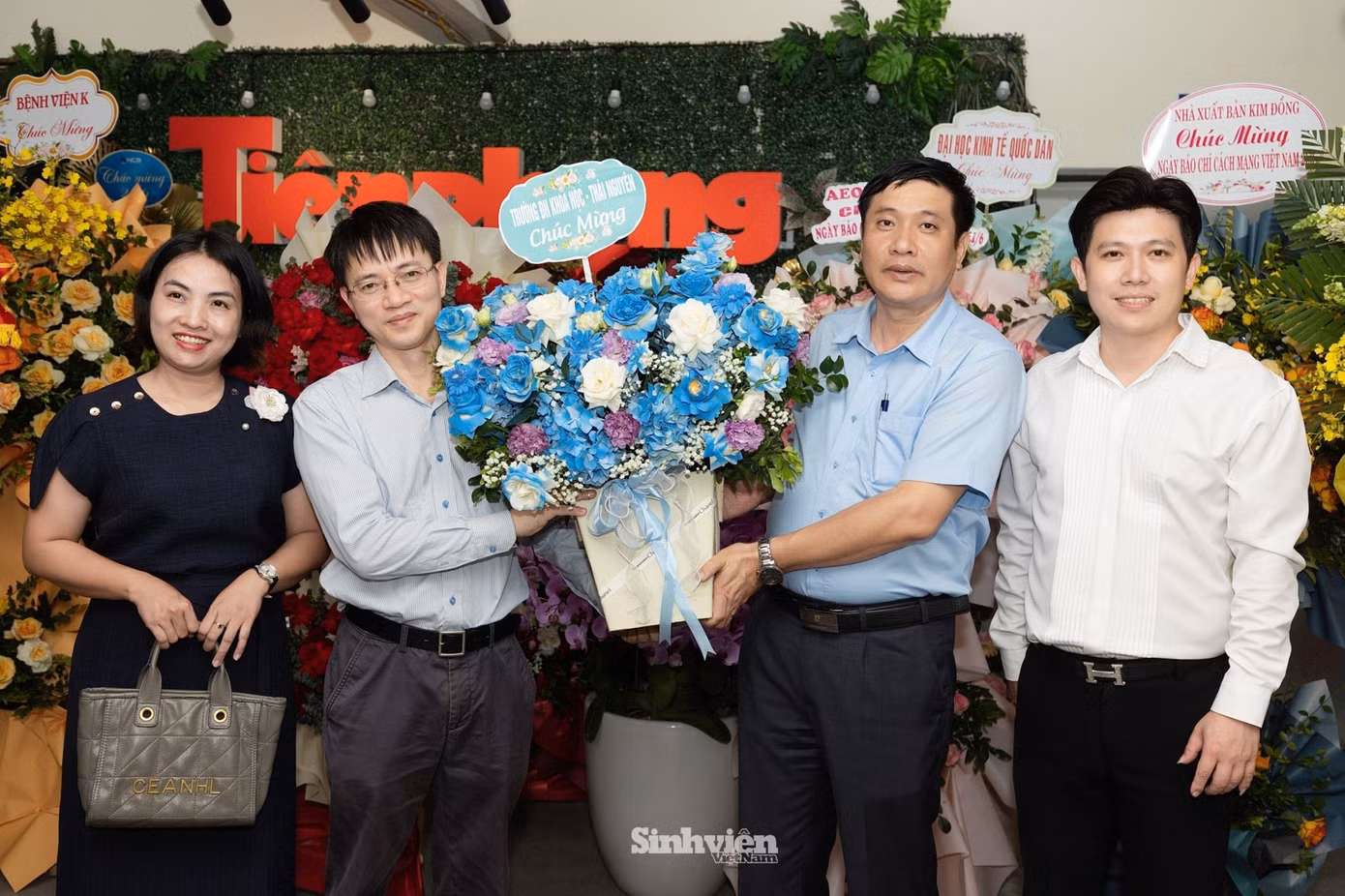 hieu-truong-dh-khoa-hoc-chuc-mung-bao-tien-phong-1.jpg