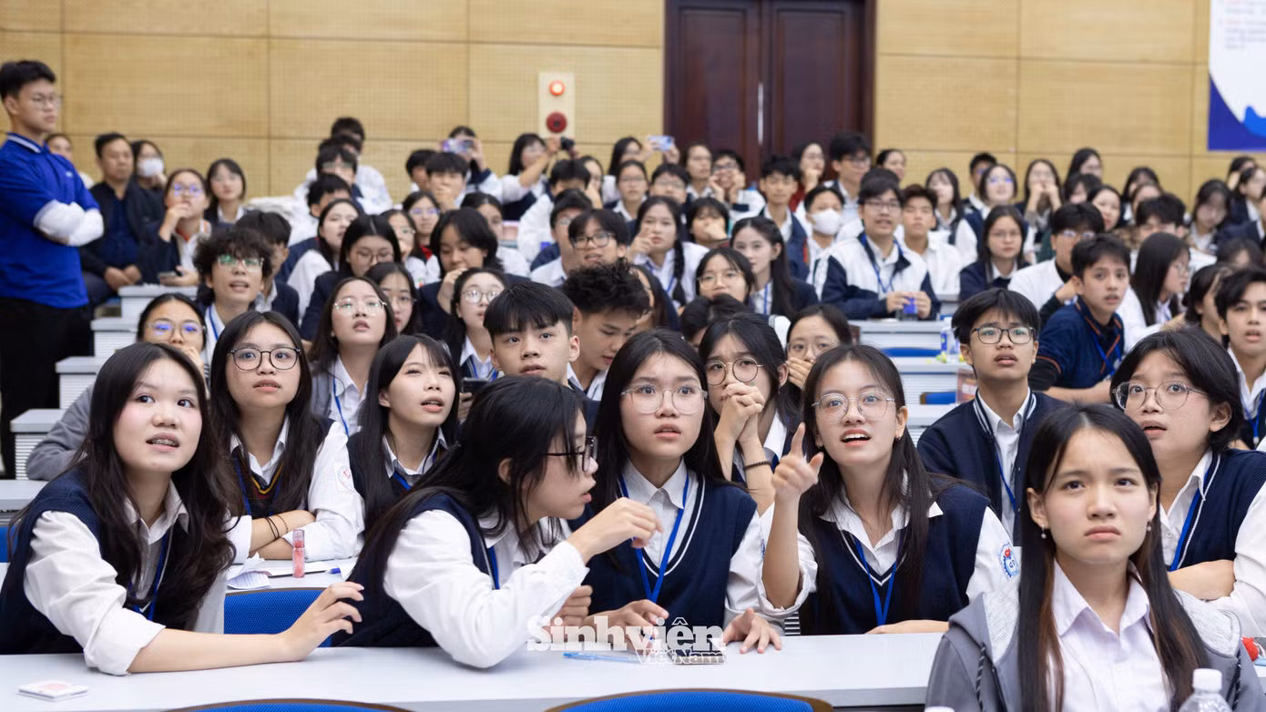 thi-sinh-bat-khoc-giai-nhat-unlock-the-ielts-2025-11.jpg