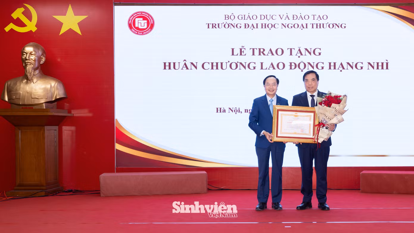 pgs-ts-bui-anh-tuan-nhan-hcld-3.jpg