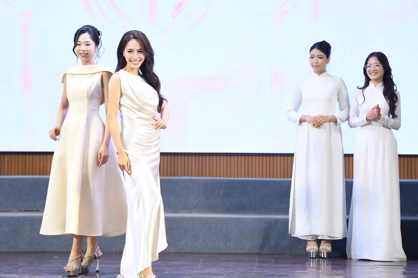 thuy-loi-thi-hoa-hau-het.jpg