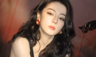 Mỹ nhân đè bẹp Địch Lệ Nhiệt Ba