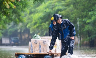 Mưa lớn kéo dài, một số tuyến phố Hà Nội vẫn ngập sâu, cuộc sống sinh hoạt bị đảo lộn